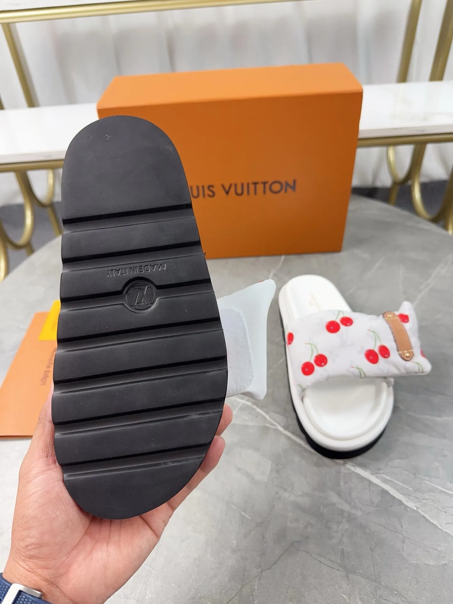 👟👟Ex-factory price 360👟👟 LV Donkey Brand L Family 2025 Hot Style Embossed Logo Embossed Sandals This Pool Pillow Comfort flat sandals are made of technical fabrics and use high-frequency embossing technology to reinterpret the Monogram pattern. Soft padded upper with adjustable Velcro, comfortable and tough insole adds harmonious colors ▪️Fabric: Original customized technical fabric ▪️Lining: soft sheepskin lining ▪️Sole: Original open-molded rubber foam outsole ▪️Size: 35-45